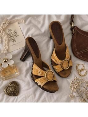 MISS BISON Y2K FLORAL BUCKLE WOODEN HEEL SANDALS